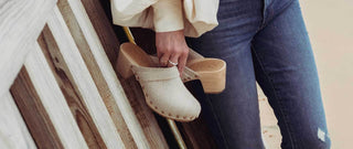 Mules de style sabots en toile beige sur talon en bois, parfaites pour un look décontracté-chic.