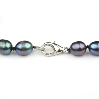 Gros plan sur le fermoir argenté du bracelet en perles bleues - Milanoza