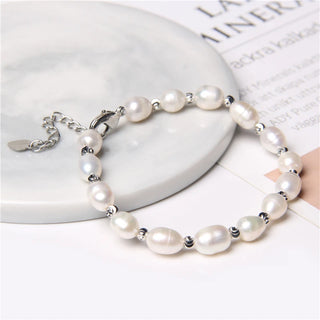 Bracelet en perles d'eau douce blanches lustrées avec fermoir argenté et chaîne réglable - Milanoza
