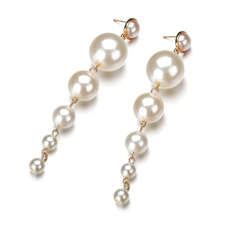 Accessoire féminin chic - boucles d'oreilles avec perles blanches nacrées synthétiques en cascade, attaches dorées - Milanoza