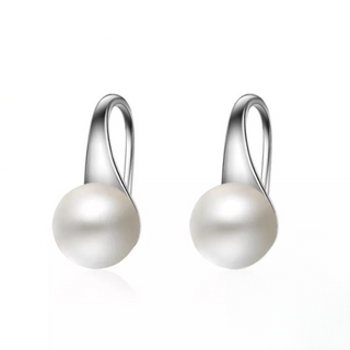 Vue de profil des boucles d'oreilles pendantes en argent, mettant en valeur les perles d'eau douce nacrées - Milanoza