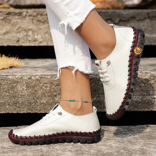 Mocassins blancs épurés avec semelle compensée en cuir vegan, parfaits pour ajouter une touche de sophistication à n'importe quelle tenue - Milanoza