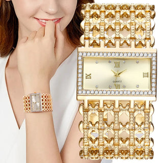 Montre rectangulaire dorée avec cadran encadré de cristaux brillants et bracelet complexe en plaqué or - Milanoza