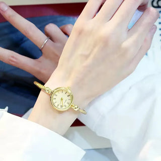 Montre dorée à bracelet tressé portée au poignet - Milanoza