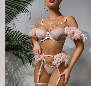 Ensemble de lingerie rose captivant, avec des détails en plumes douces et dentelle, évoquant une féminité délicate et une sensualité subtile - Milanoza