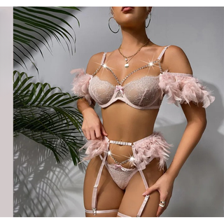 Ensemble de lingerie rose captivant, avec des détails en plumes douces et dentelle, évoquant une féminité délicate et une sensualité subtile - Milanoza