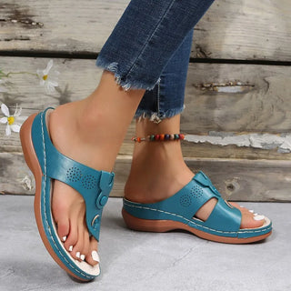 Embarquez pour le confort avec ces sandales bleues Milanoza, parfaites pour naviguer à travers l'été avec style.