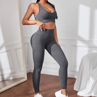 Ensemble de fitness gris moulant pour femme, avec soutien-gorge sportif et leggings, idéal pour l'entraînement.