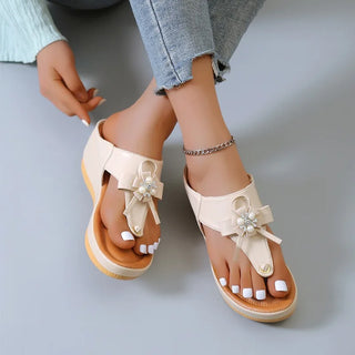 Sandales compensées élégantes beige neutre avec nœud et perle synthétique - Milanoza