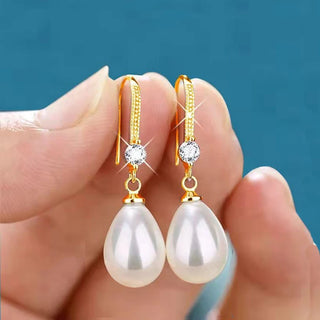 Boucles d'oreilles dorées avec perles blanches nacrées et pendentifs en zircon - Milanoza