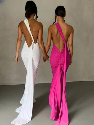 Deux femmes portant des robes longues dos nu, l'une en blanc et l'autre en rose, tenant leurs mains - Milanoza